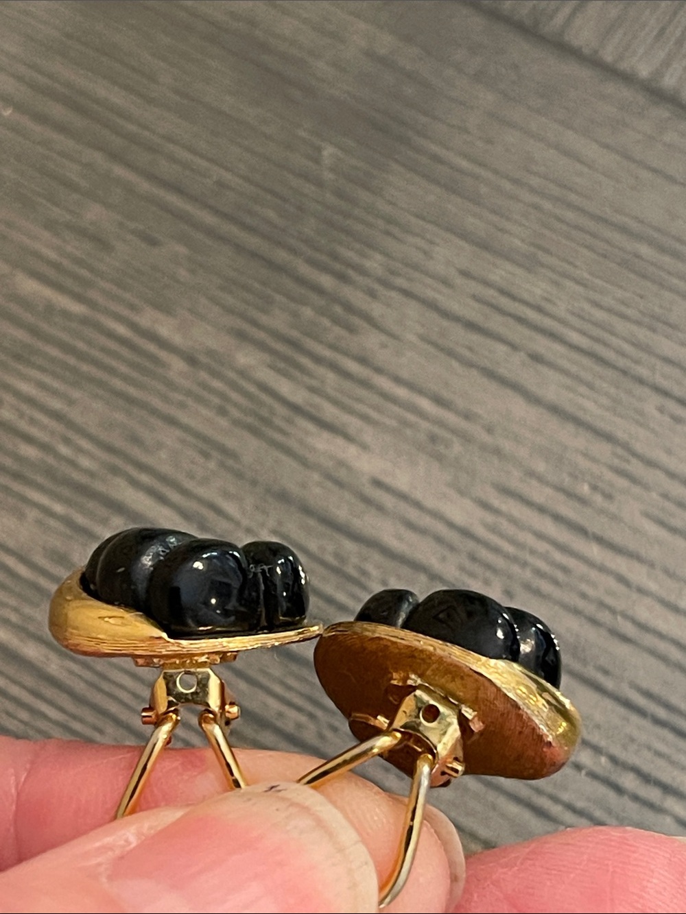 1980’s Givenchy Couture Faux Black Onyx Lucite Gold Plated Leaf Clip Earrings - Picture 13 of 17